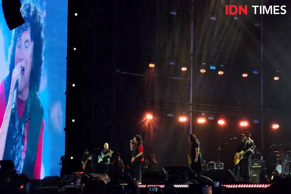 Mr. Big bawakan tembang andalan 'Green Tinted Sixties Mind' dan 'To Be With You'.jpg
