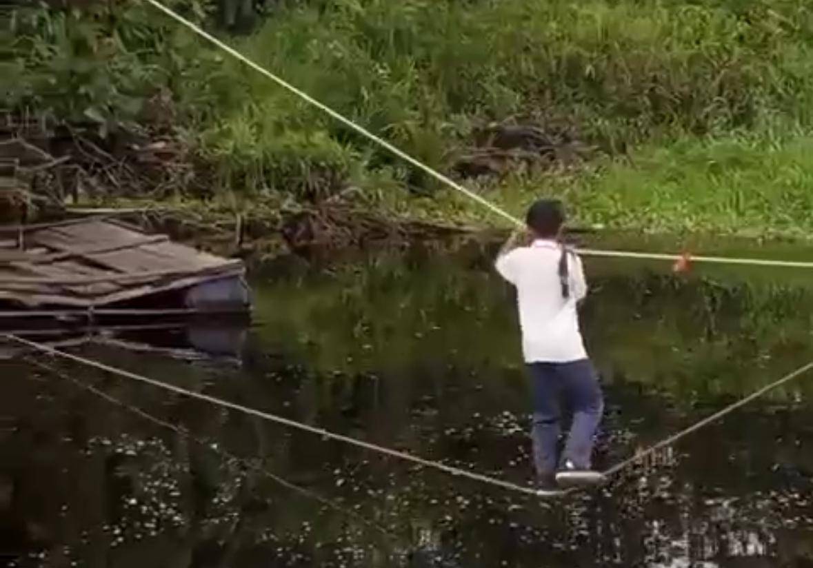 Viral video siswa seberangi sungai pakai tali. 