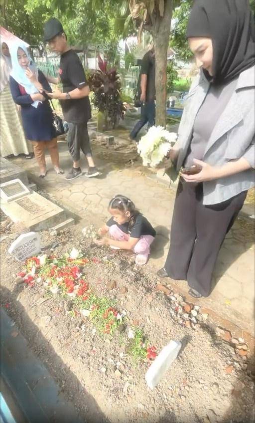 pemakaman ayah mertua Mona Ratuliu