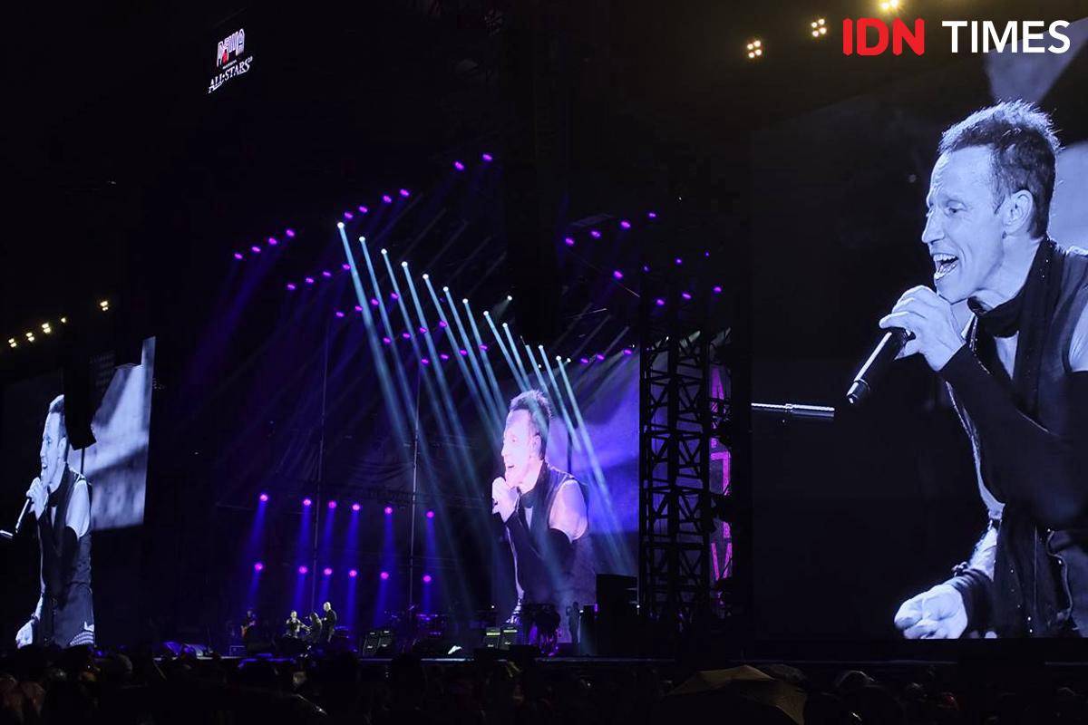 Gantian 'More Than Words' dinyanyikan oleh vokalis Extreme, Gary Cherone.jpg