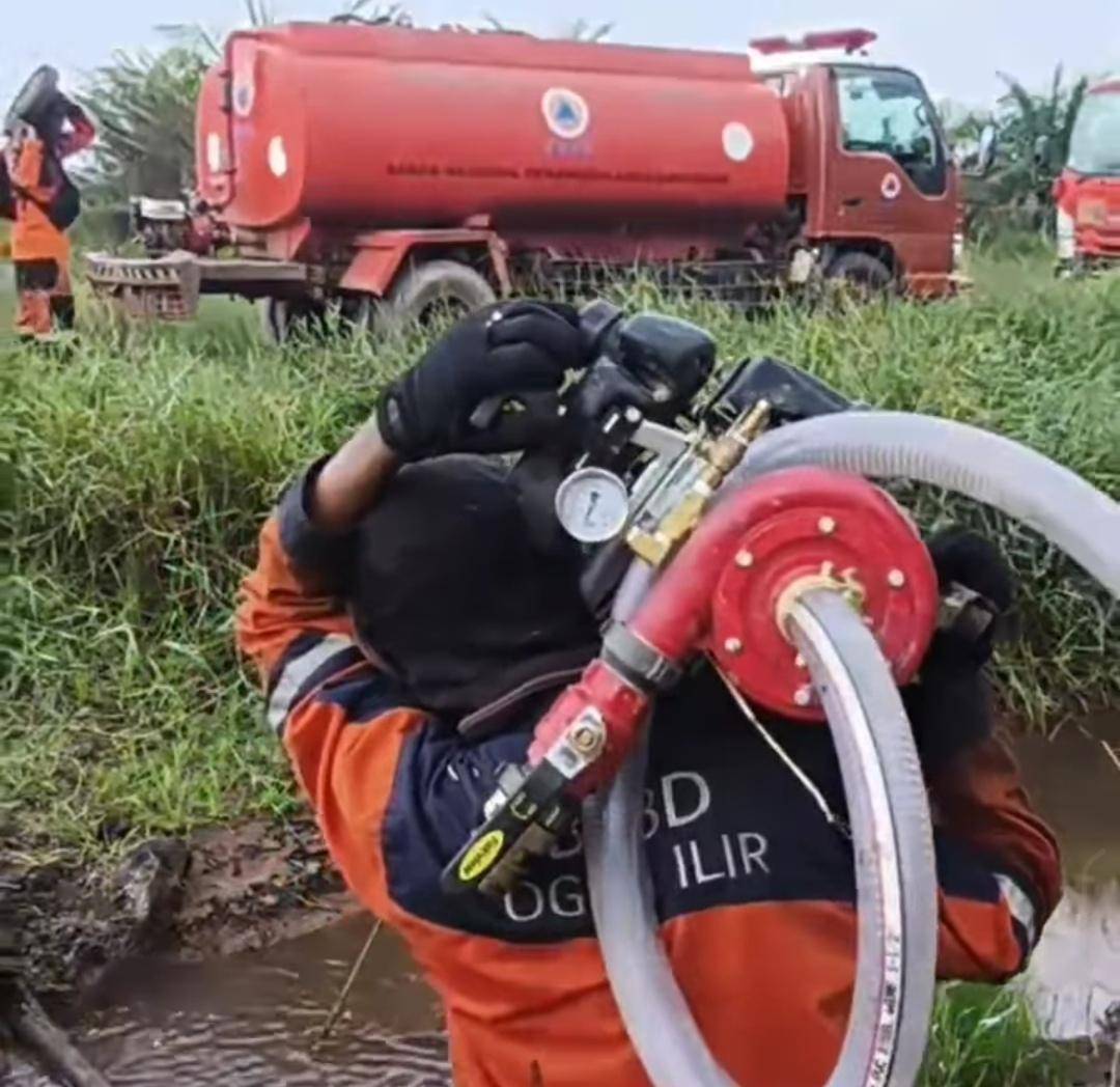Petugas BPBD Ogan Ilir saat berjibaku memadamkan api Karhutla. (Dok. BPBD Ogan Ilir)