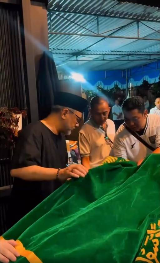 pemakaman ayah mertua Mona Ratuliu