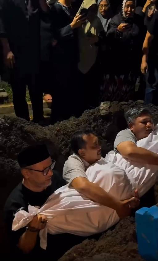 pemakaman ayah mertua Mona Ratuliu