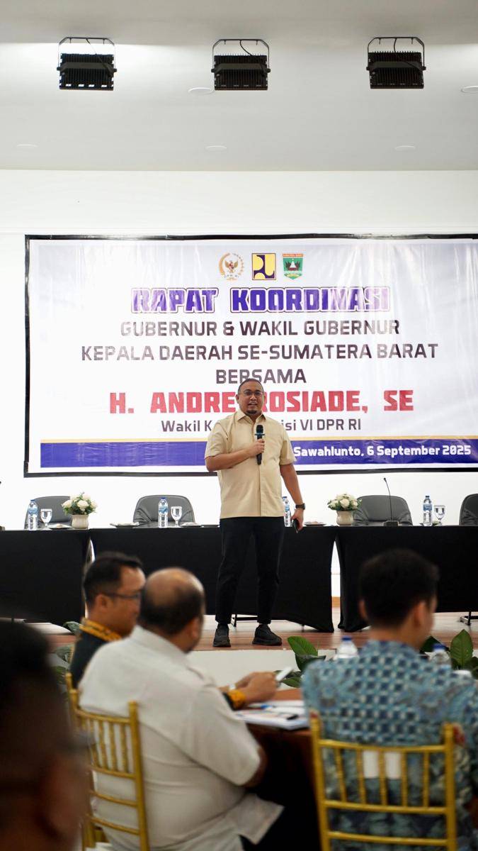 Andre Rosiade memberikan pemaparan dalam rapat koordinasi pembangunan (Foto: Istimewa)