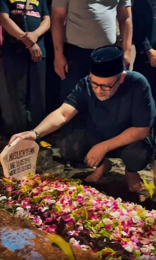 pemakaman ayah mertua Mona Ratuliu