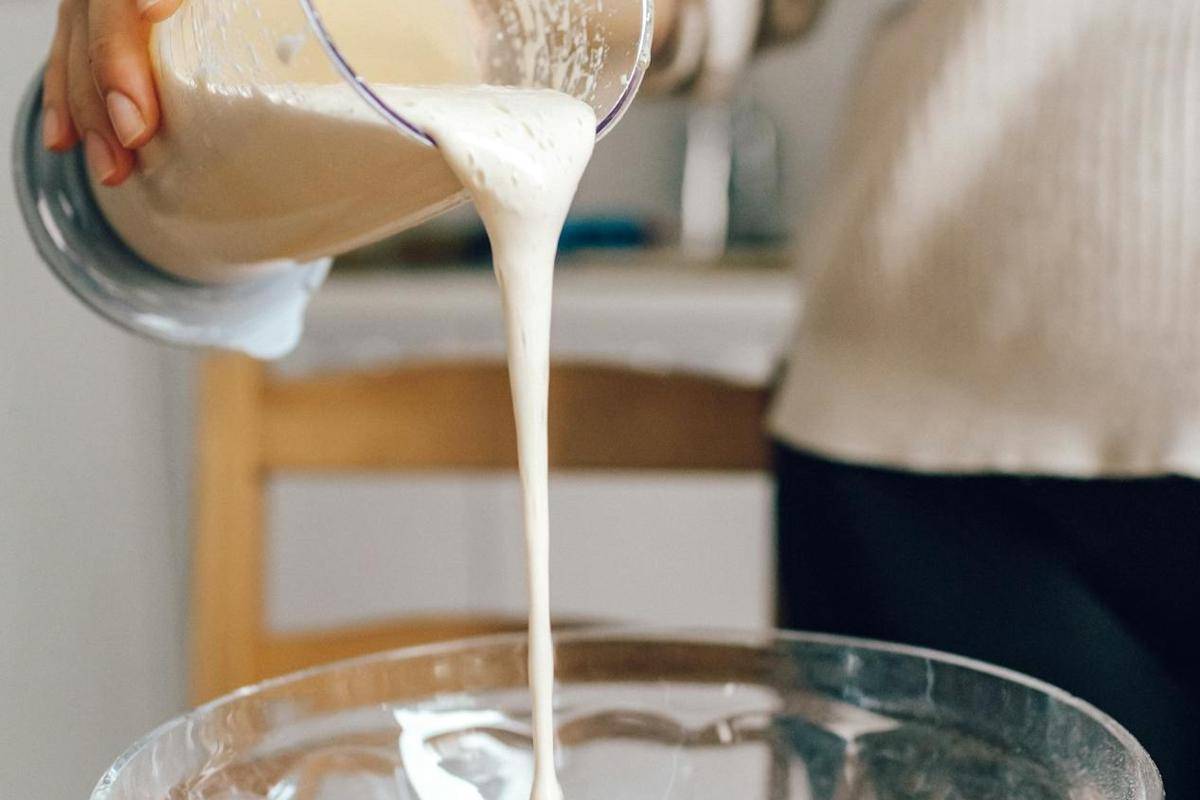 Potret menuang whipping cream cair