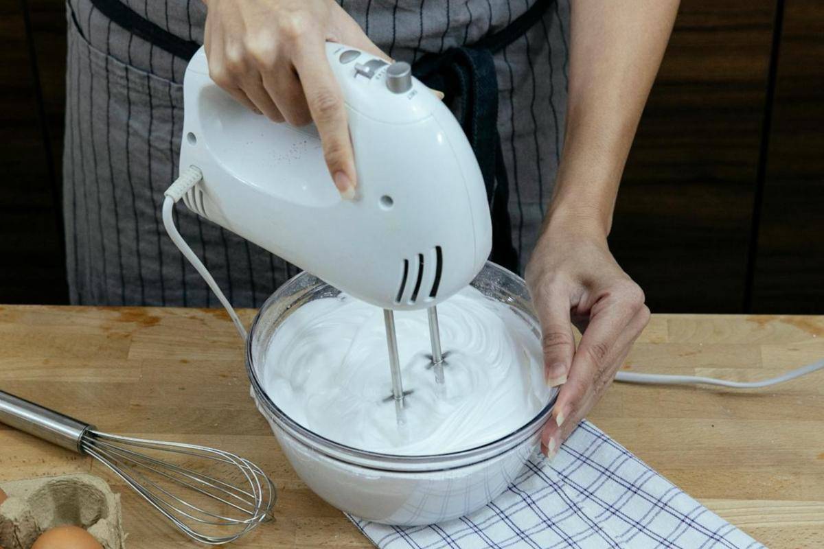 Potret orang mikser whipping cream