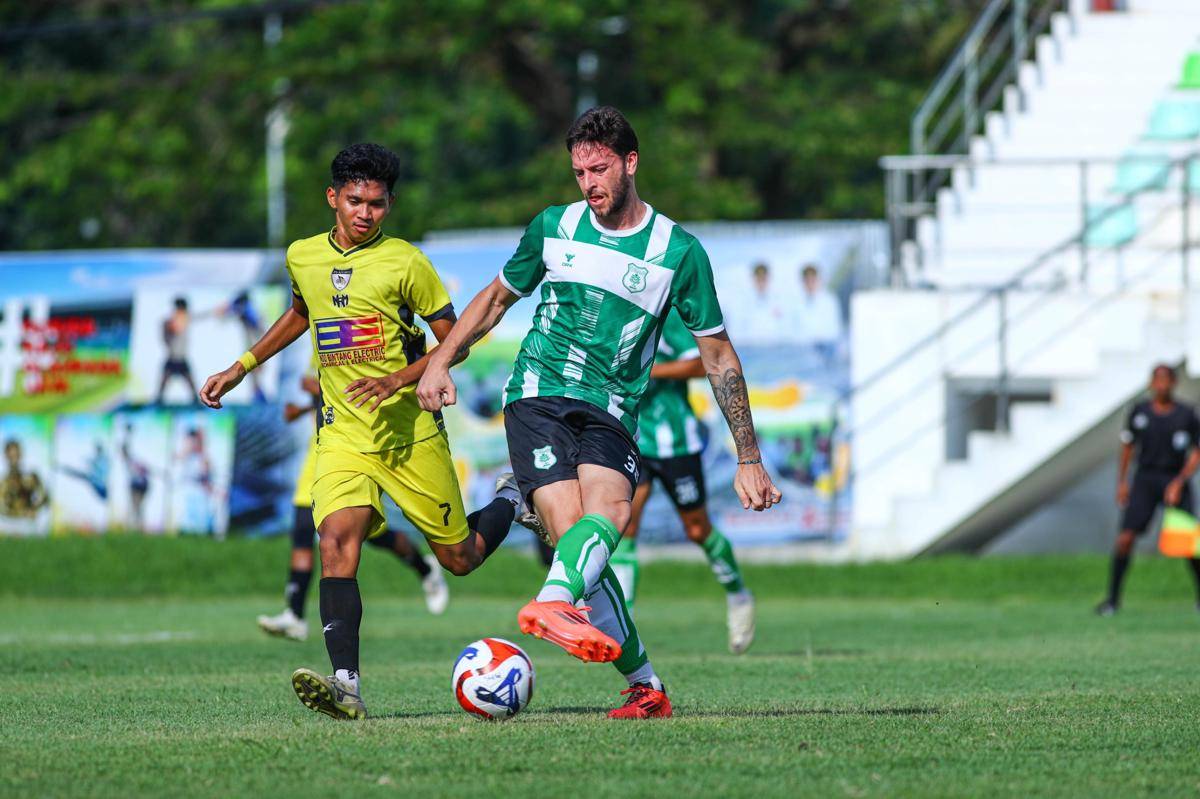 Striker PSMS Felipe Cadenazzi saat duel kontra PS Kwarta di Stadion Mini Pancing (IDN Times/Doni Hermawan)