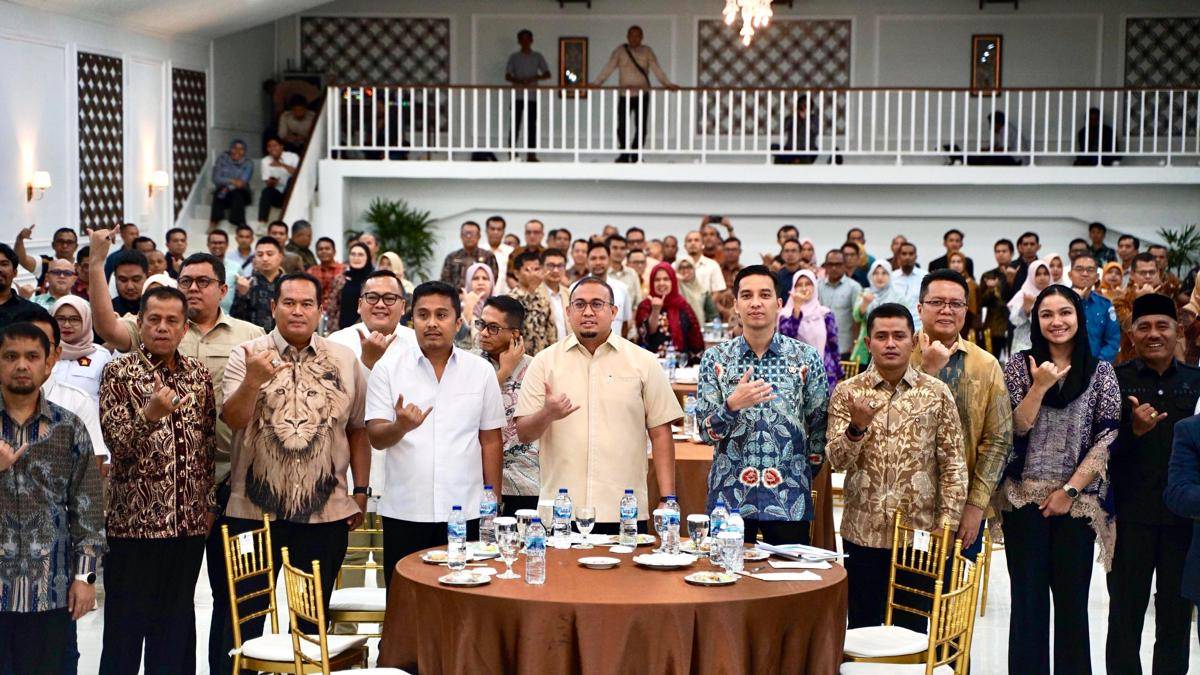 Andre Rosiade berfoto dengan kepala daerah di Sumbar (Foto: Istimewa)