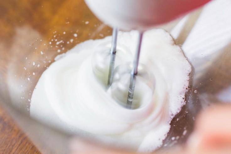 Potret mikser whipping cream cair