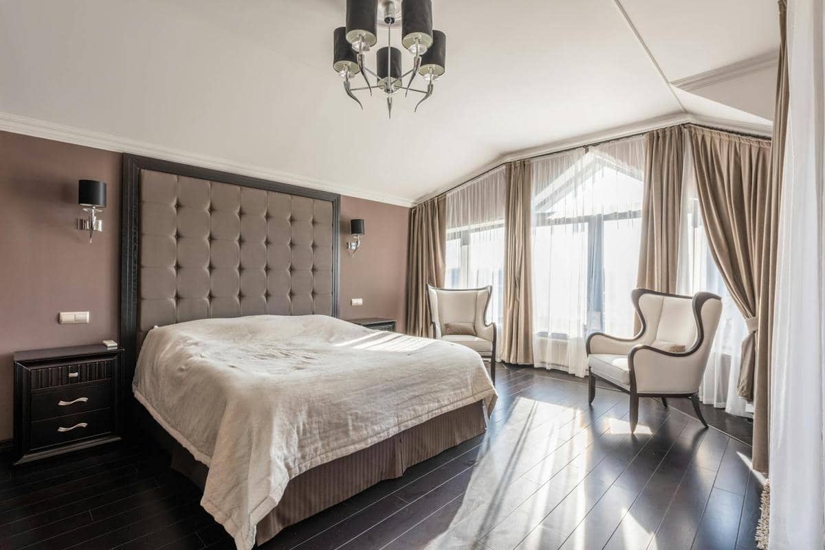 ilustrasi lantai hitam klasik (pexels.com/Max Vakhtbovycn)