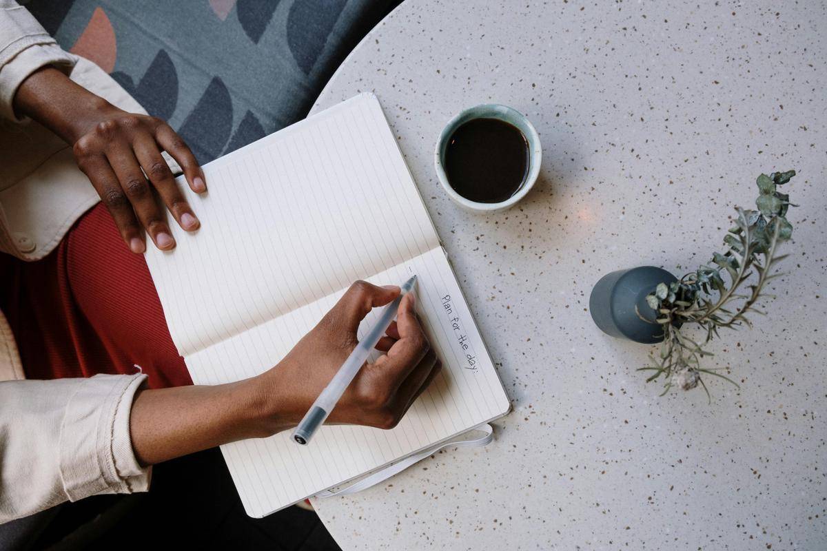 ilustrasi seseorang sedang membuat goals setting 