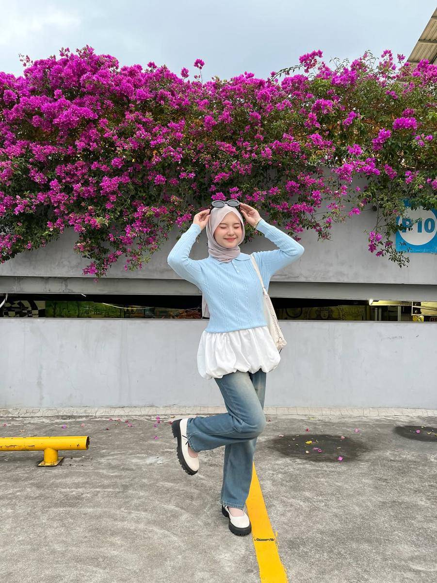 potret OOTD nuansa biru ala Siska Amera