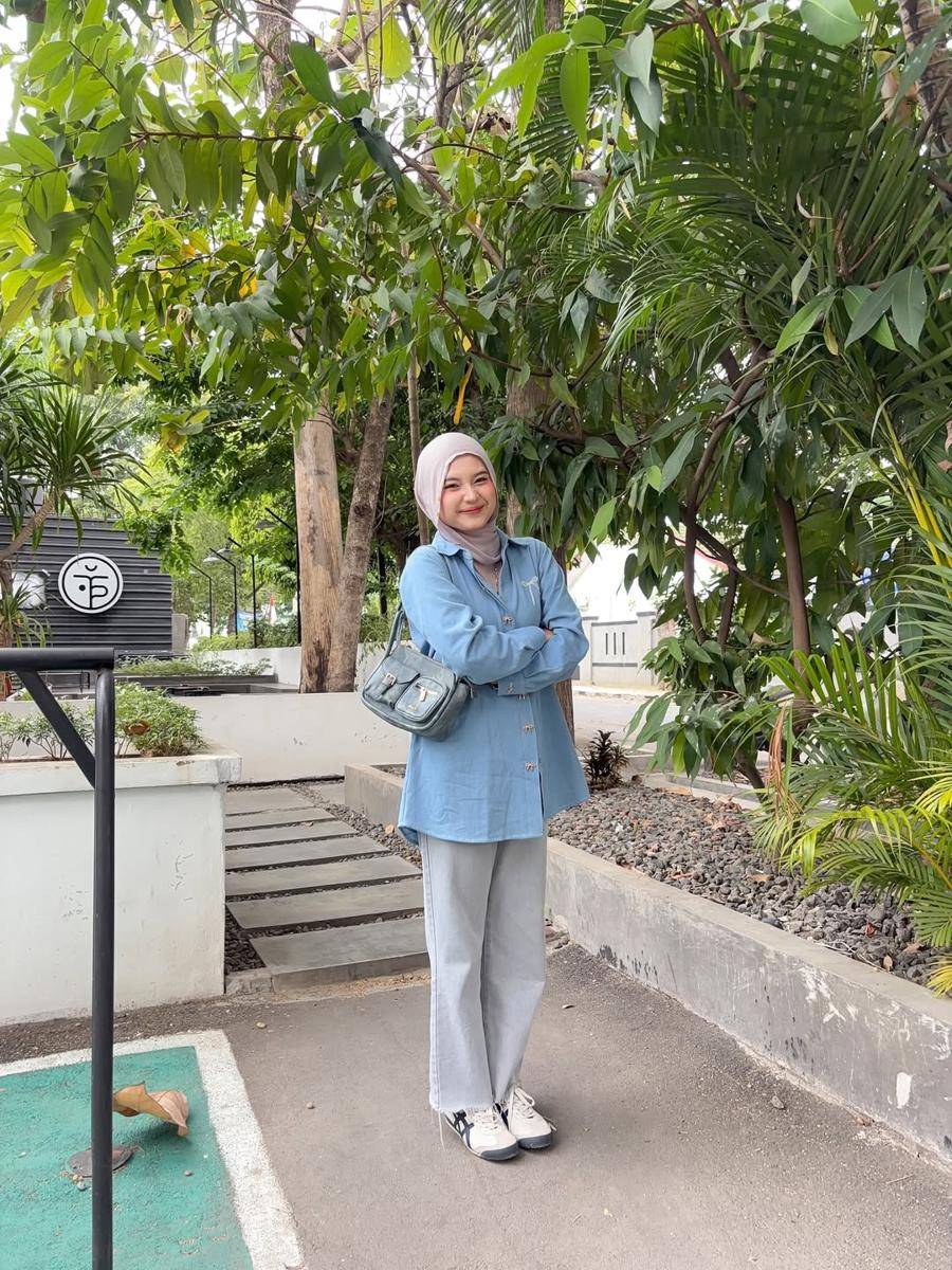 potret OOTD nuansa biru ala Siska Amera