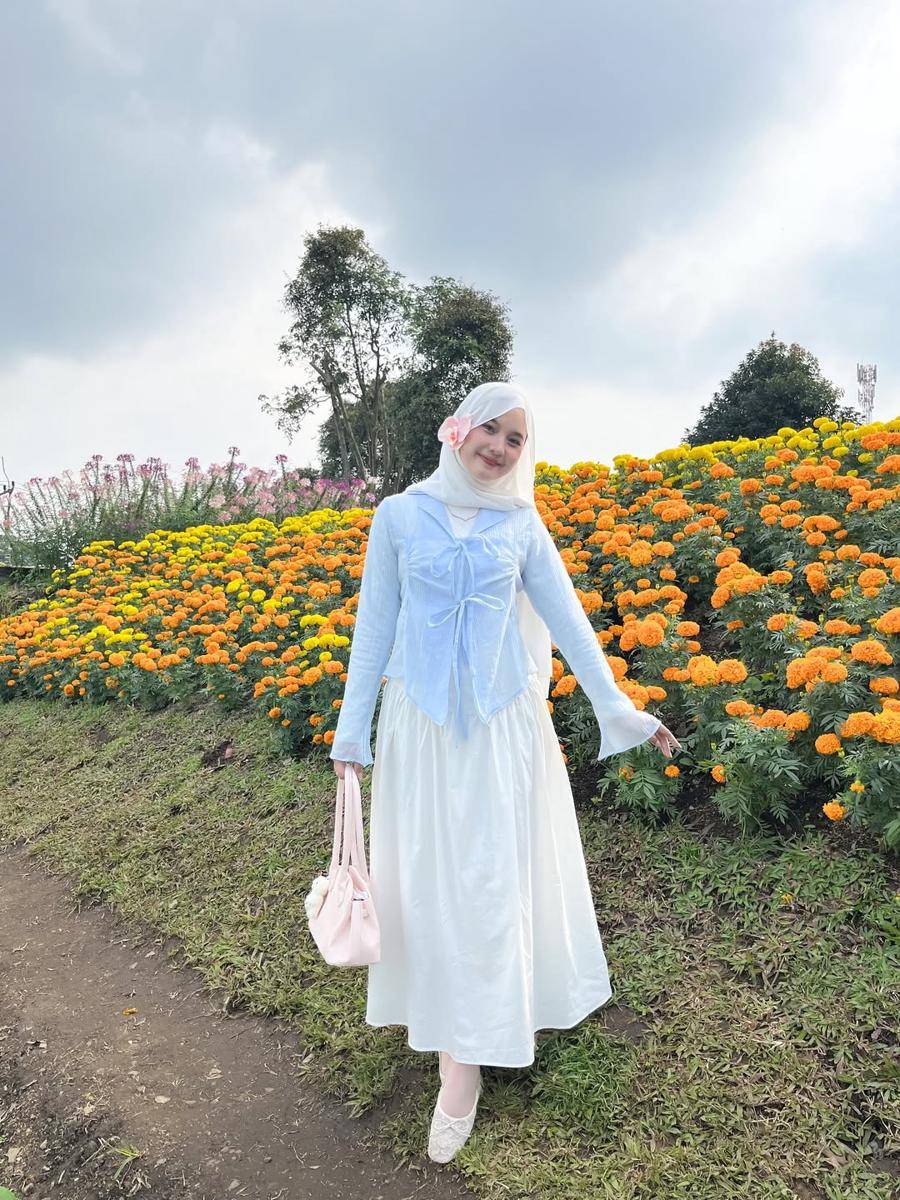 potret OOTD nuansa biru ala Siska Amera