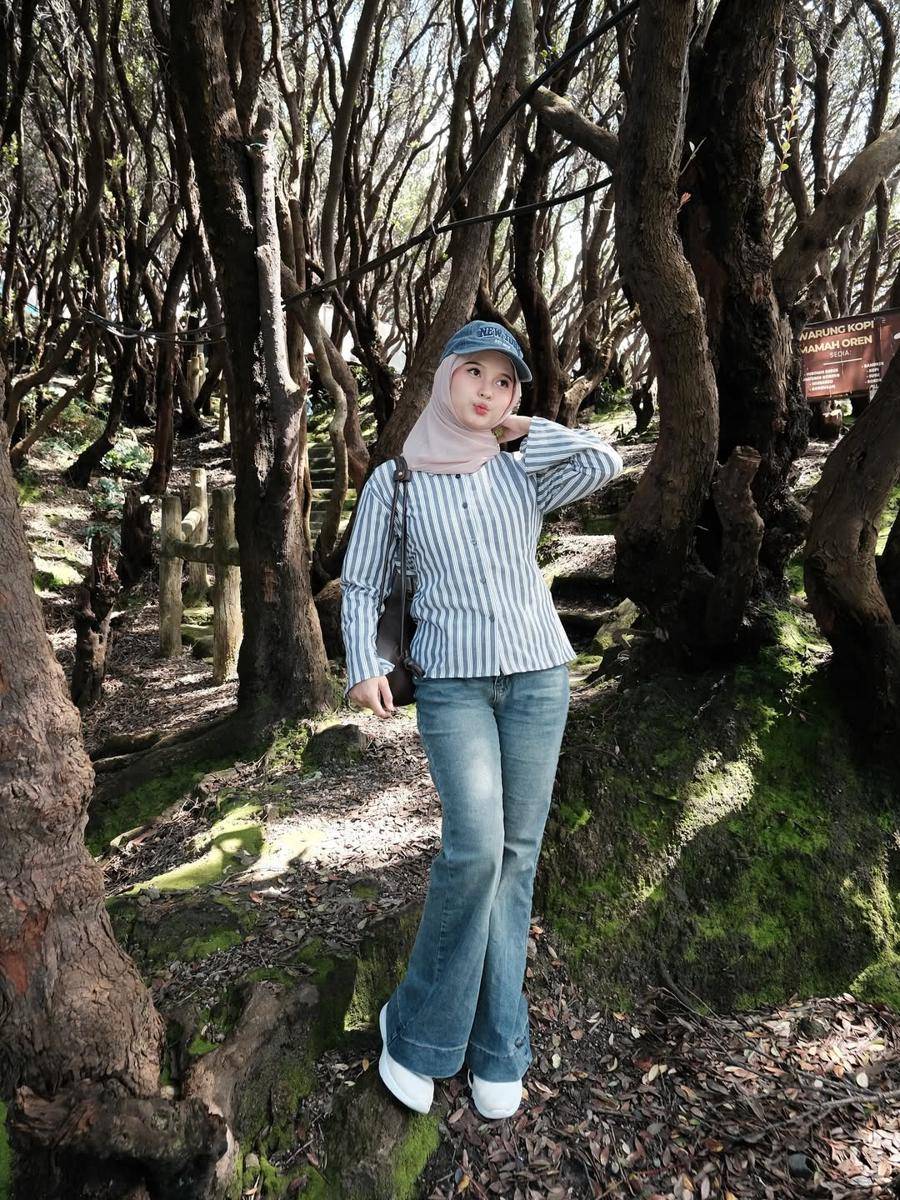 potret OOTD nuansa biru ala Siska Amera