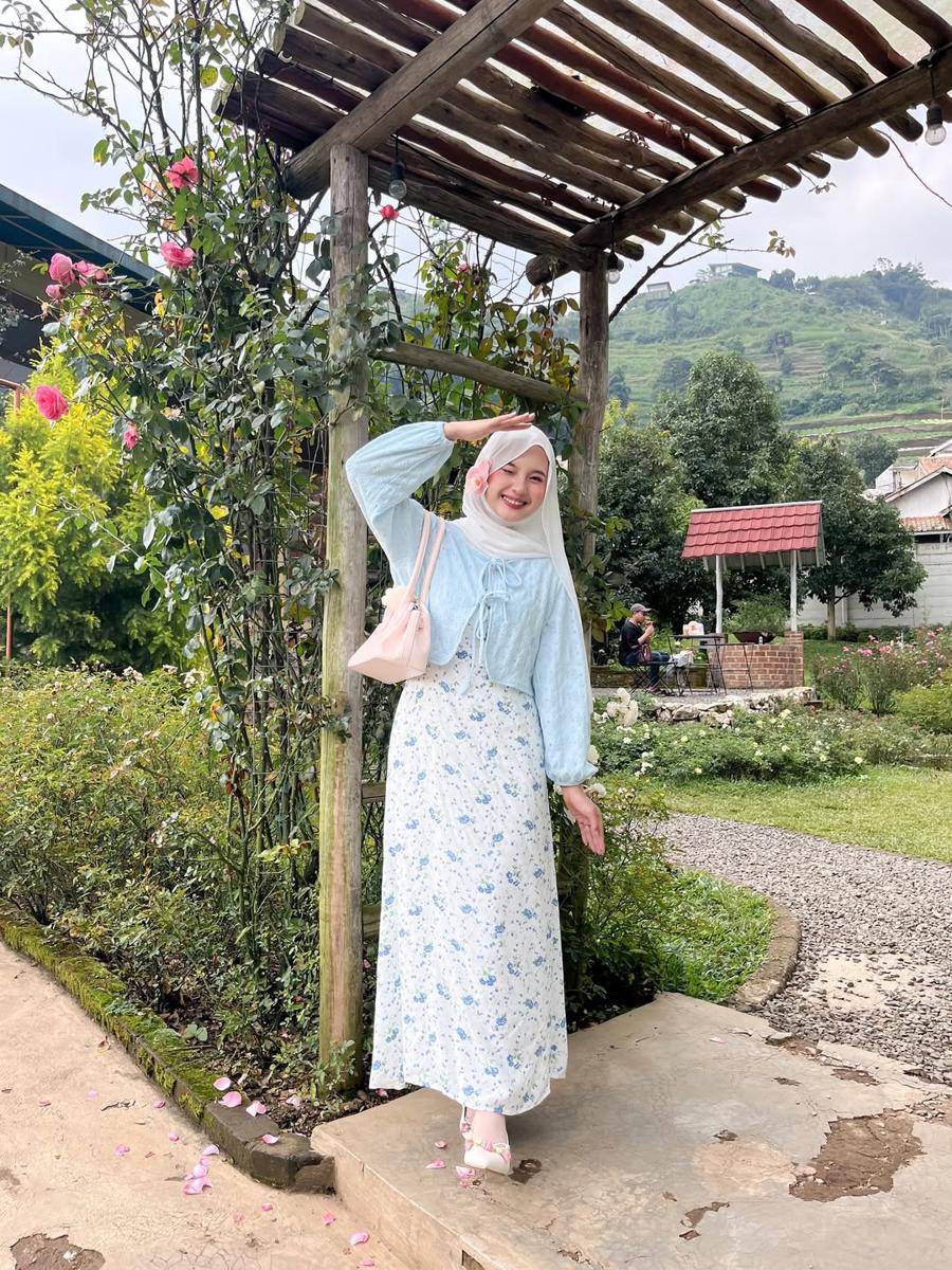 potret OOTD nuansa biru ala Siska Amera