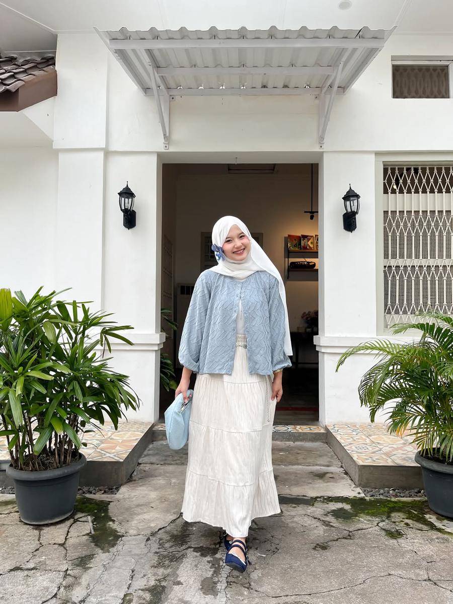 potret OOTD nuansa biru ala Siska Amera