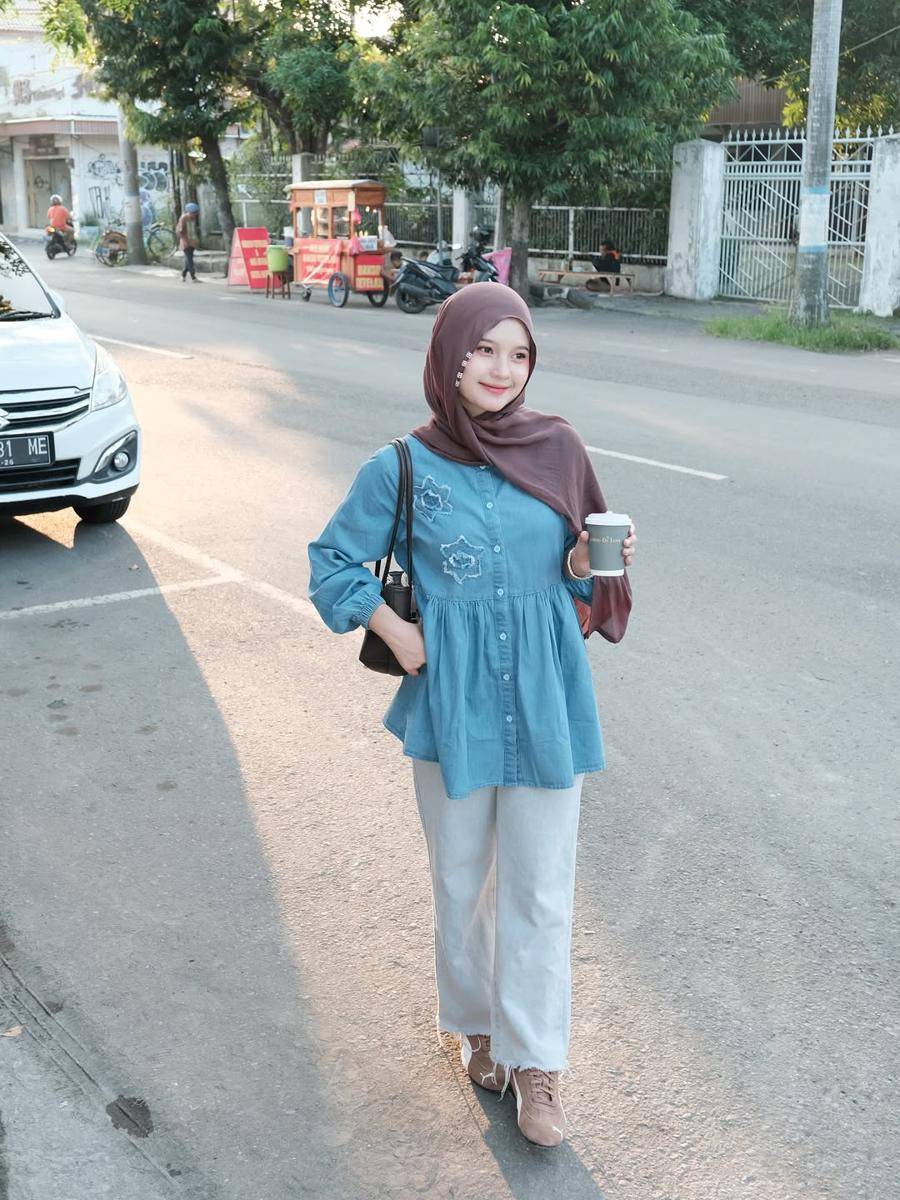 potret OOTD nuansa biru ala Siska Amera