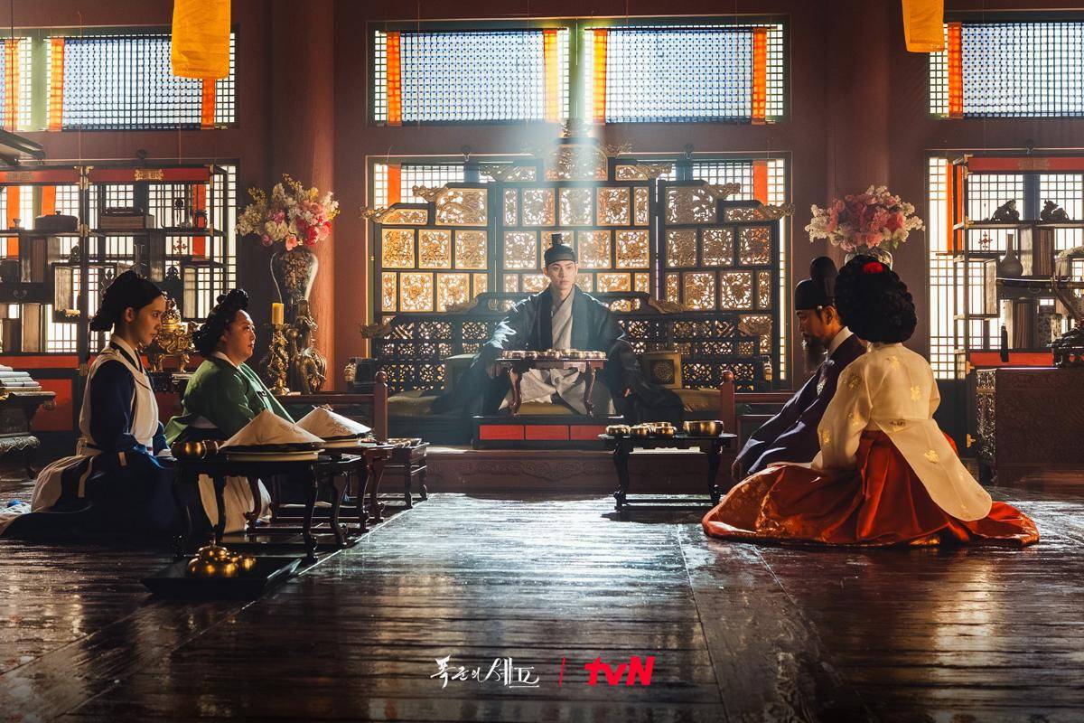 Cuplikan drakor Bon Appetit, Your Majesty (dok. TVN/Bon Appetit, Your Majesty)