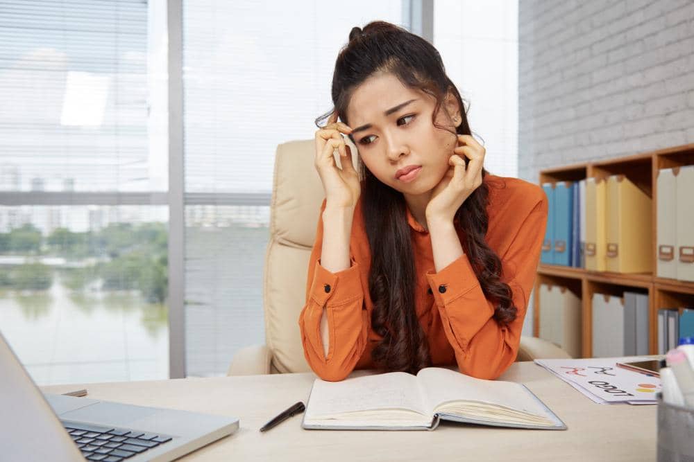 ilustrasi perempuan minder 