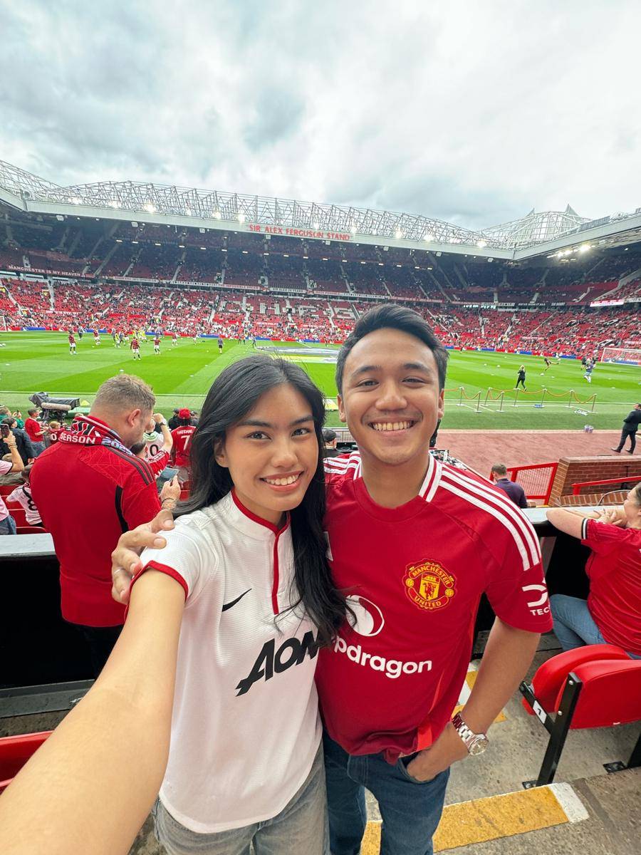 Namira Adjani dan suami nonton pertandingan Manchester United di Inggris