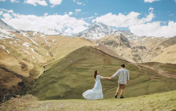 ilustrasi prewedding di gunung (freepik.com/pros