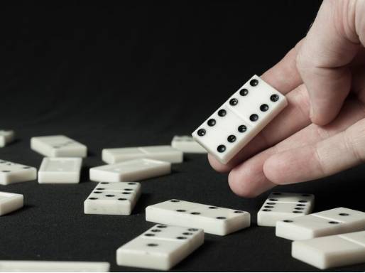 ilustrasi domino (freepik.com/kamran