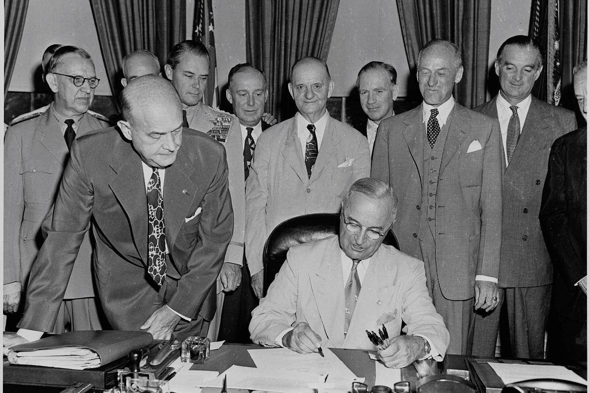Presiden Harry S. Truman menandatangani amandemen Undang-Undang Keamanan Nasional pada tahun 1949. (Abbie Rowe, Public domain, via Wikimedia Commons)