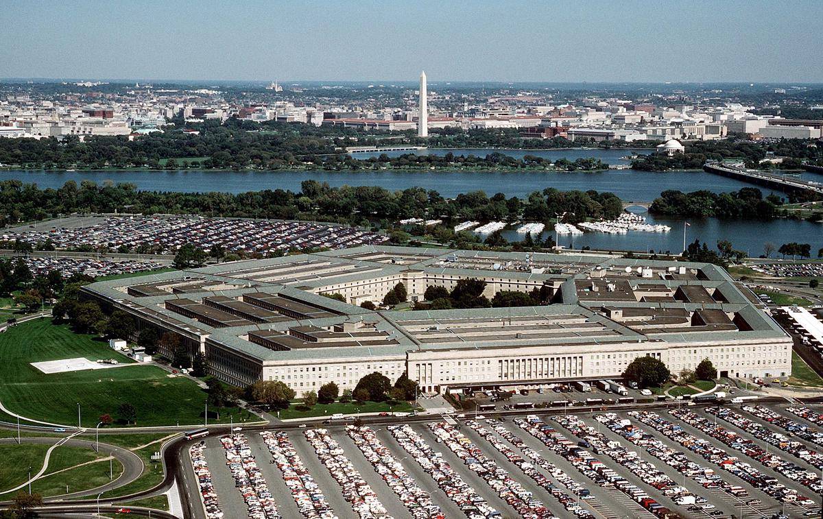 Gedung Pentagon. ("DoD photo by Master Sgt. Ken Hammond, U.S. Air Force.", Public domain, via Wikimedia Commons)