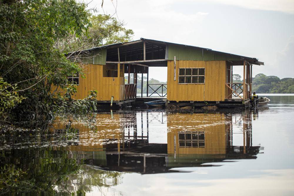 ilustrasi rumah dekat sungai