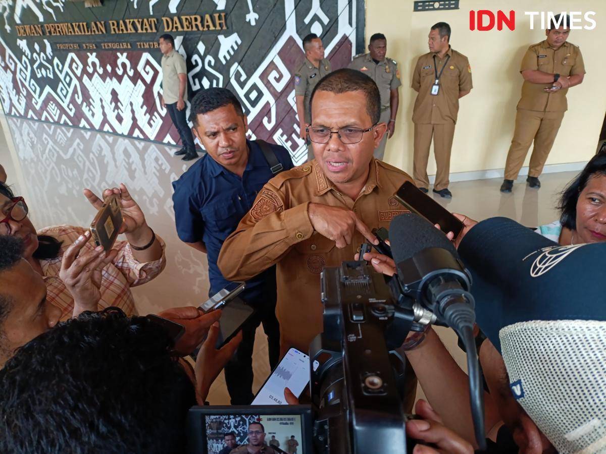 Gubernur NTT Melki Laka Lena menanggapi kenaikan tunjangan DPRD NTT. (IDN Times/Putra Bali Mula).