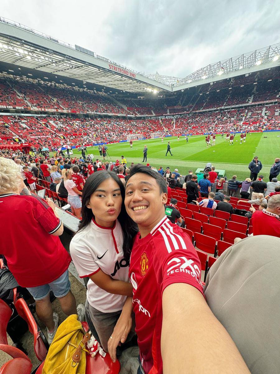 Namira Adjani dan suami nonton pertandingan Manchester United di Inggris