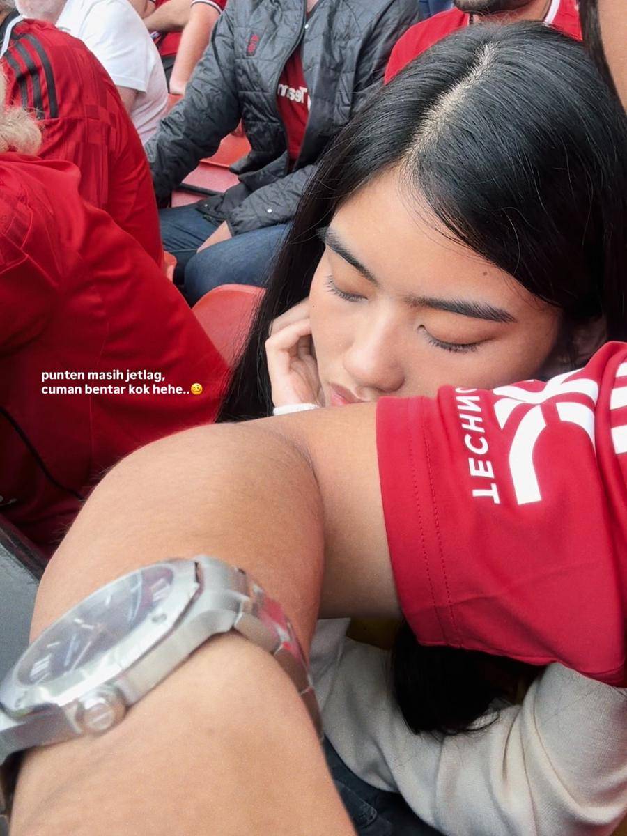 Namira Adjani dan suami nonton pertandingan Manchester United di Inggris