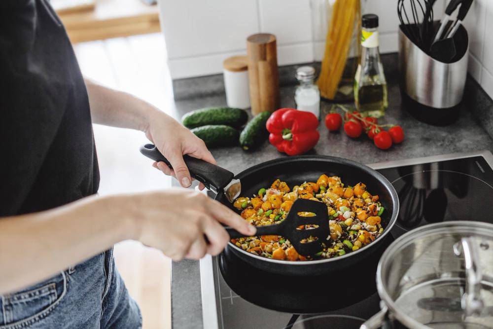 ilustrasi memasak (freepik.com/valeria-aksakova)