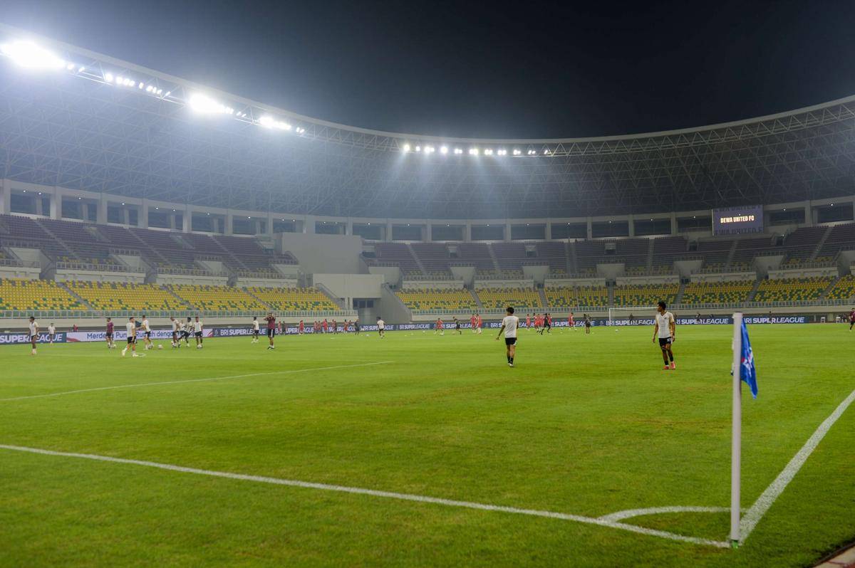 Suasana tribun kosong saat sesi latihan Dewa United lawan Persija Jakarta di Banten International Stadium (BIS), Kabupaten Serang, Banten, Jumat (29/8/2025). (ANTARA FOTO/Muhammad Bagus Khoirunas/rwa.)