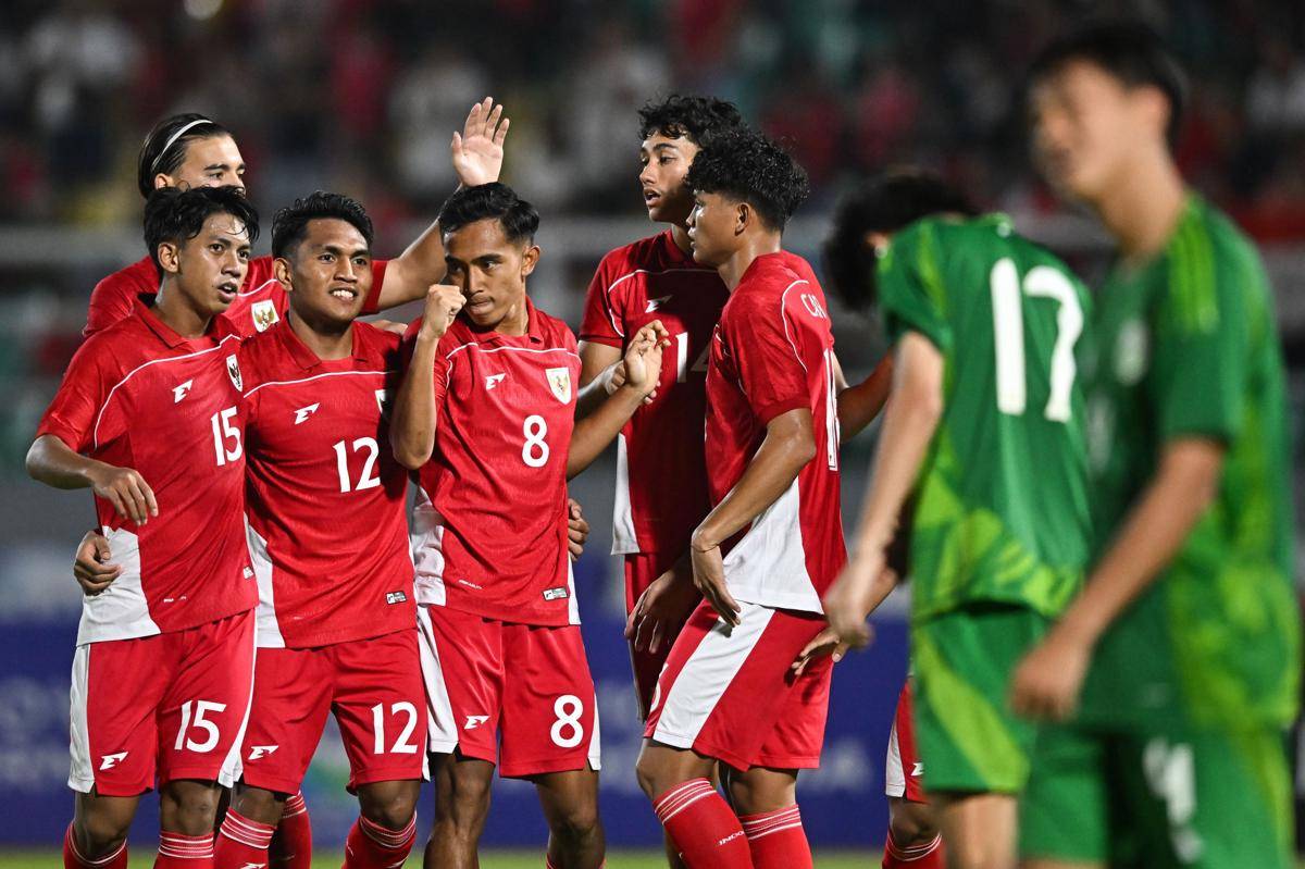 Pesepak bola Timnas Indonesia U-23 Ananda Raehan Alief (paling kiri) bersama rekan-rekannya berselebrasi usai membobol gawang Timnas Makau U-23 dalam kualifikasi Grup J Piala Asia U-23 2026 di Stadion Gelora Delta Sidoarjo, Jawa Timur, Sabtu (6/9/2025). (ANTARA FOTO/Sigid Kurniawan/app/rwa.)