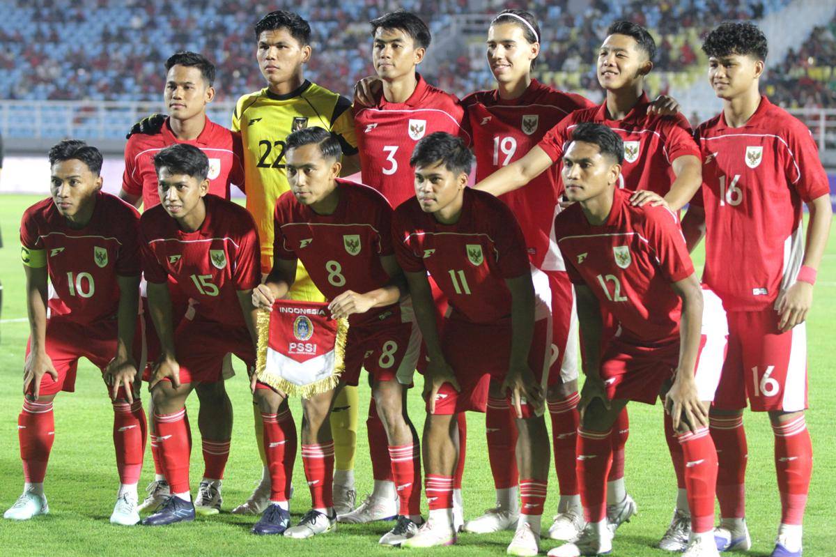 Pesepak bola Timnas Indonesia U-23 berfoto bersama sebelum bertanding melawan Timnas Makau U-23 dalam kualifikasi Grup J Piala Asia U-23 2026 di Stadion Gelora Delta Sidoarjo, Jawa Timur, Sabtu (6/9/2025). (ANTARA FOTO/Umarul Faruq/rwa.)