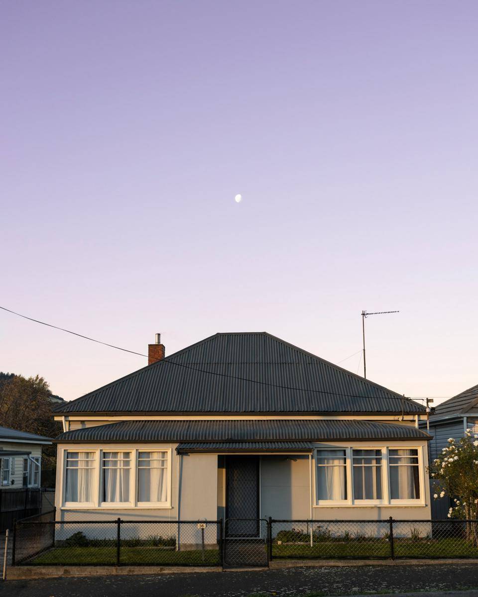 ilustrasi rumah klasik modern 1 lantai (unsplash.com/Cole Parrant)