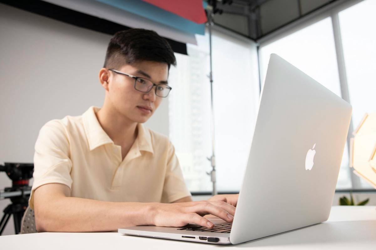 ilustrasi pria di depan laptop (unsplash.com/Duc Trinh) 