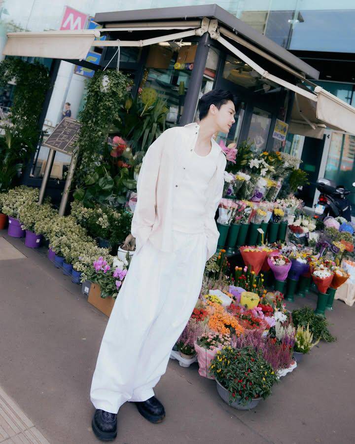 styling white pants ala Dew Jirawat (instagram.com/dew_jsu)