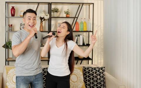 ilustrasi karaoke bersama pasangan 