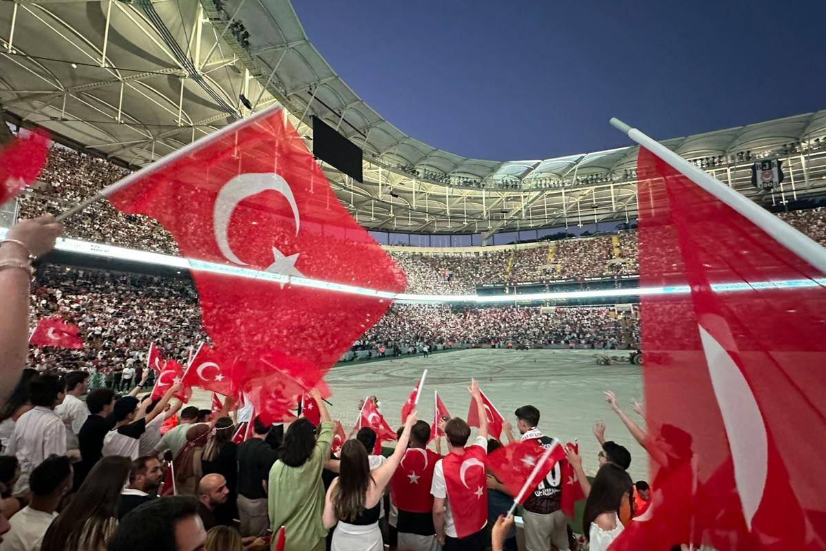 ilustrasi penonton sepak bola mengibarkan bendera Turki