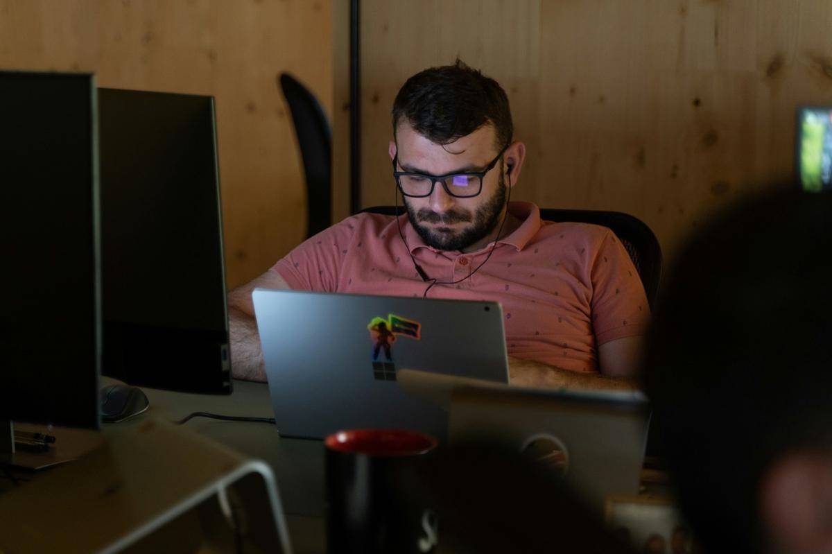 ilustrasi pria di depan laptop (unsplash.com/Flipsnack)