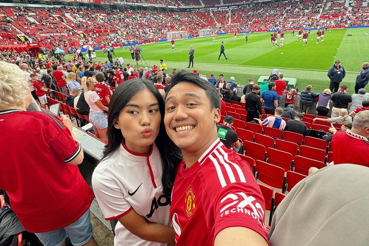 Namira Adjani dan suami nonton pertandingan Manchester United di Inggris