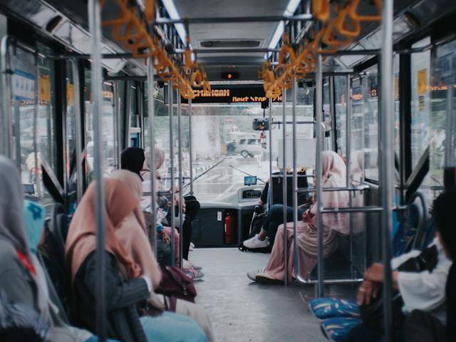 ilustrasi naik Transjakarta (unsplash.com/Heru Eko Saputro)