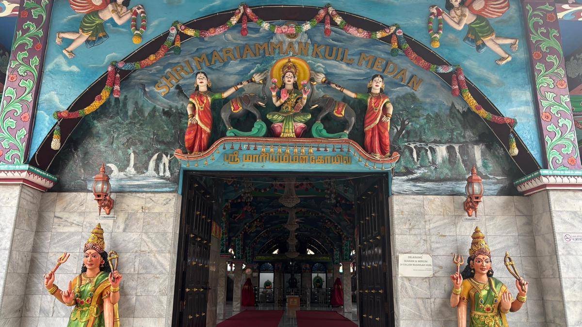 Detail penuh warna di gerbang utama Shri Mariamman Temple, bikin suasana Medan serasa India kecil. (Mangara Wahyudi)