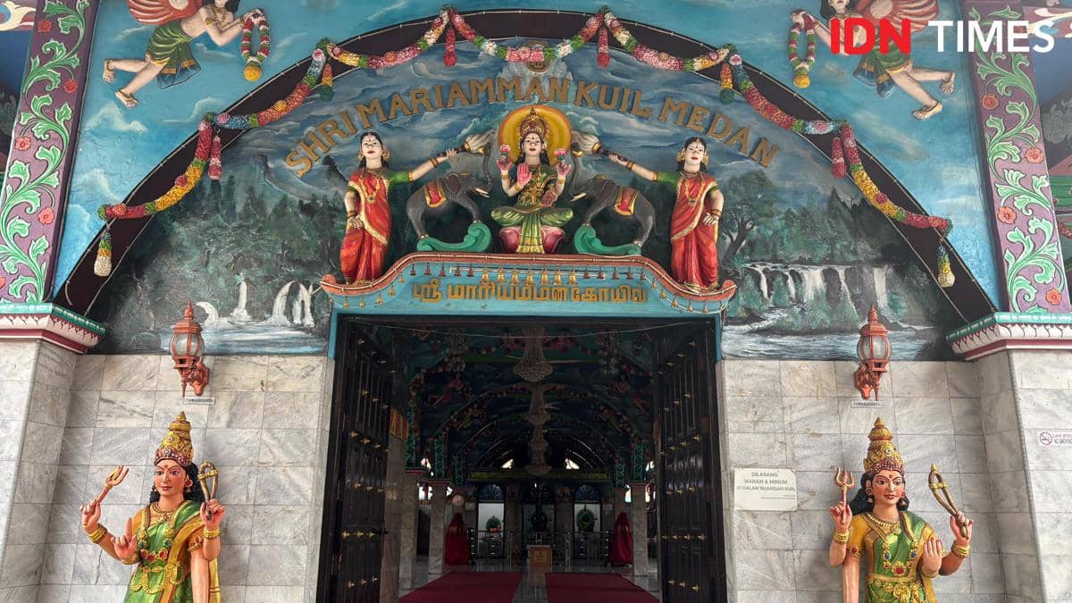 Detail penuh warna di gerbang utama Shri Mariamman Temple, bikin suasana Medan serasa India kecil. (Mangara Wahyudi)