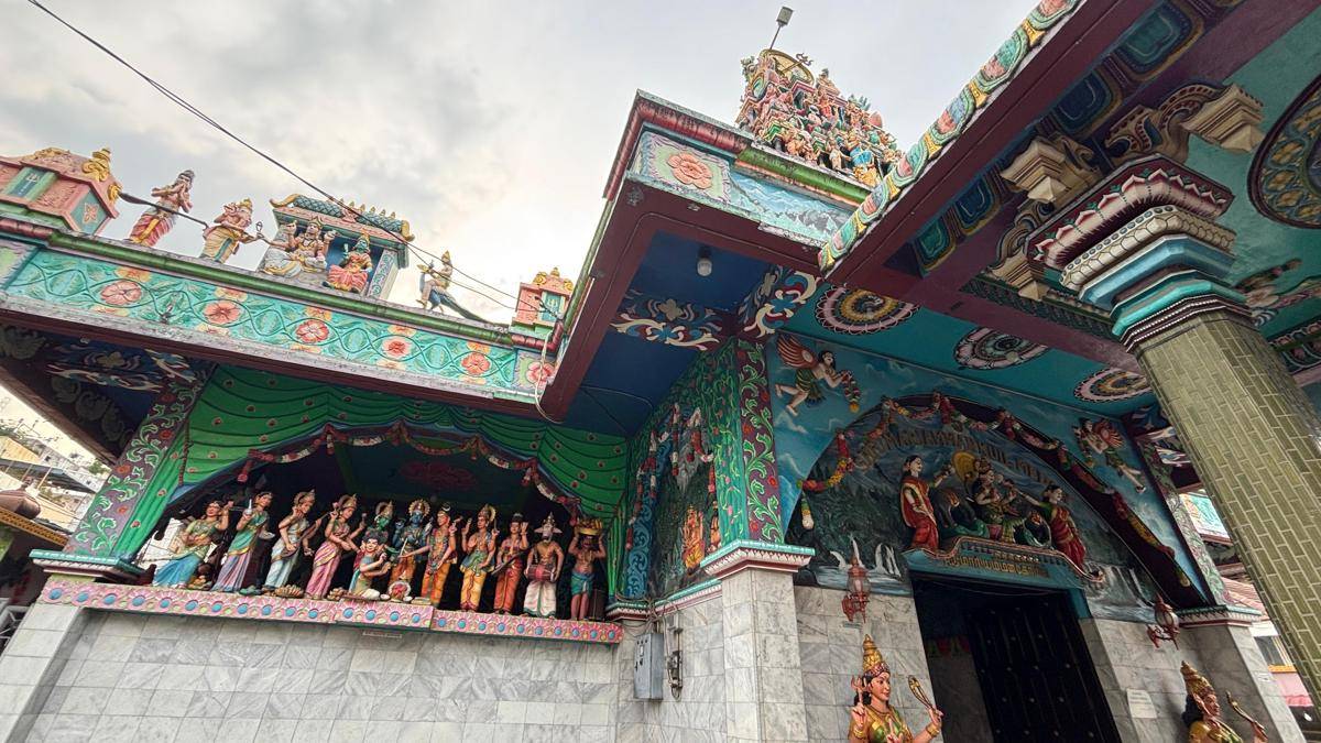 Deretan patung dewa-dewi di Shri Mariamman Temple bikin kuil ini jadi salah satu spot paling ikonik di Medan (Mangara Wahyudi)