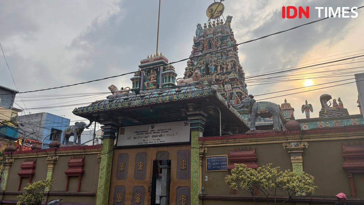 Warna-warni khas India di tengah hiruk pikuk Medan. Shri Mariamman Temple selalu jadi spot ikonik di Little India, Kampung Madras (Mangara Wahyudi)